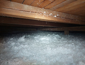 Zateplení řadového domku s pultovou střechou pomocí foukané izolace